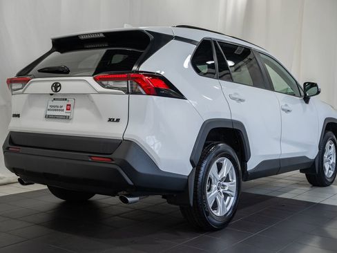 Used 2021 Toyota RAV4 XLE w/ Convenience Package FWD image 4
