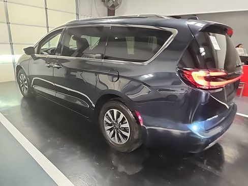 Used 2021 Chrysler Pacifica Touring-L image 4