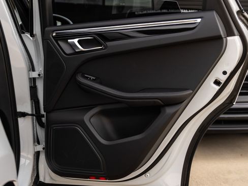 Certified 2025 Porsche Macan AWD/4WD image 39