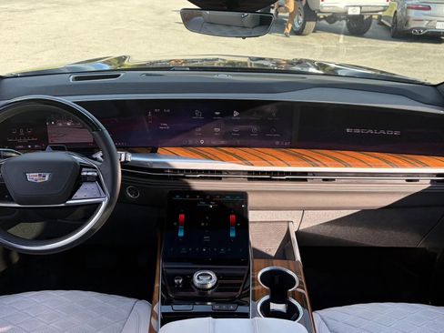 Used 2025 Cadillac Escalade Sport Platinum image 17