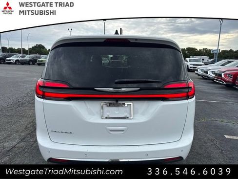Used 2026 Chrysler Pacifica Select FWD image 5