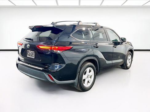 Used 2022 Toyota Highlander LE image 4