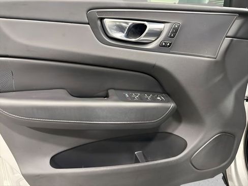 Used 2021 Volvo XC60 T5 Momentum w/ Premium Package image 9