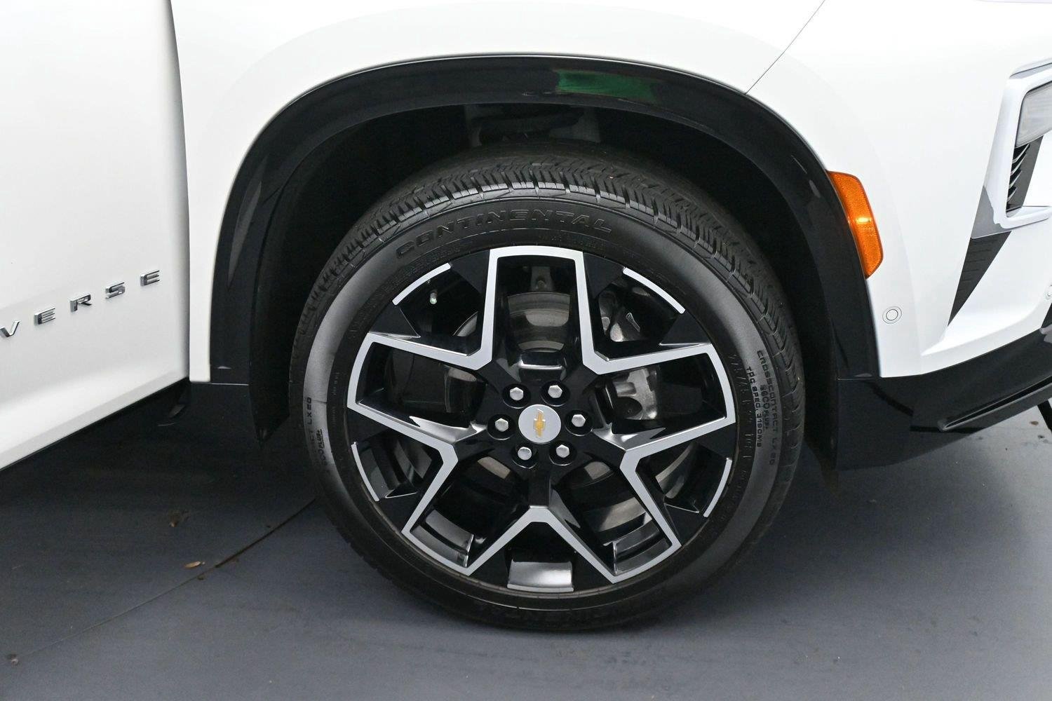 Used 2025 Chevrolet Traverse High Country FWD image 36