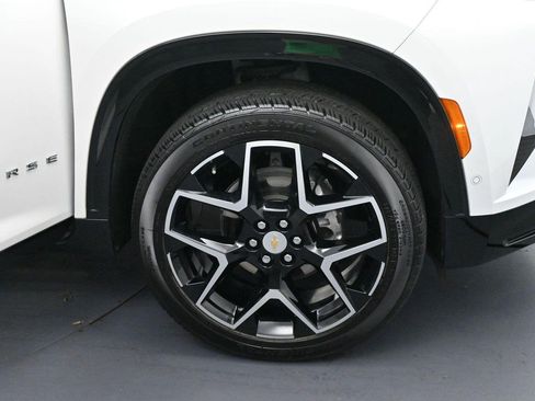 Used 2025 Chevrolet Traverse High Country FWD image 36
