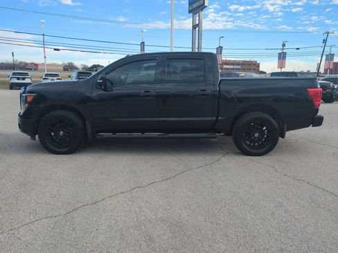 Used 2018 Nissan Titan SV w/ SV Convenience Package image 5