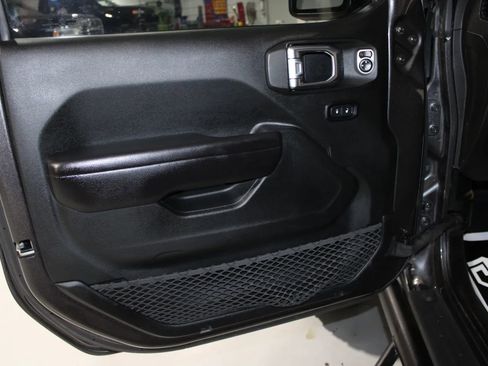 Used 2018 Jeep Wrangler Unlimited Sport S AWD/4WD image 32