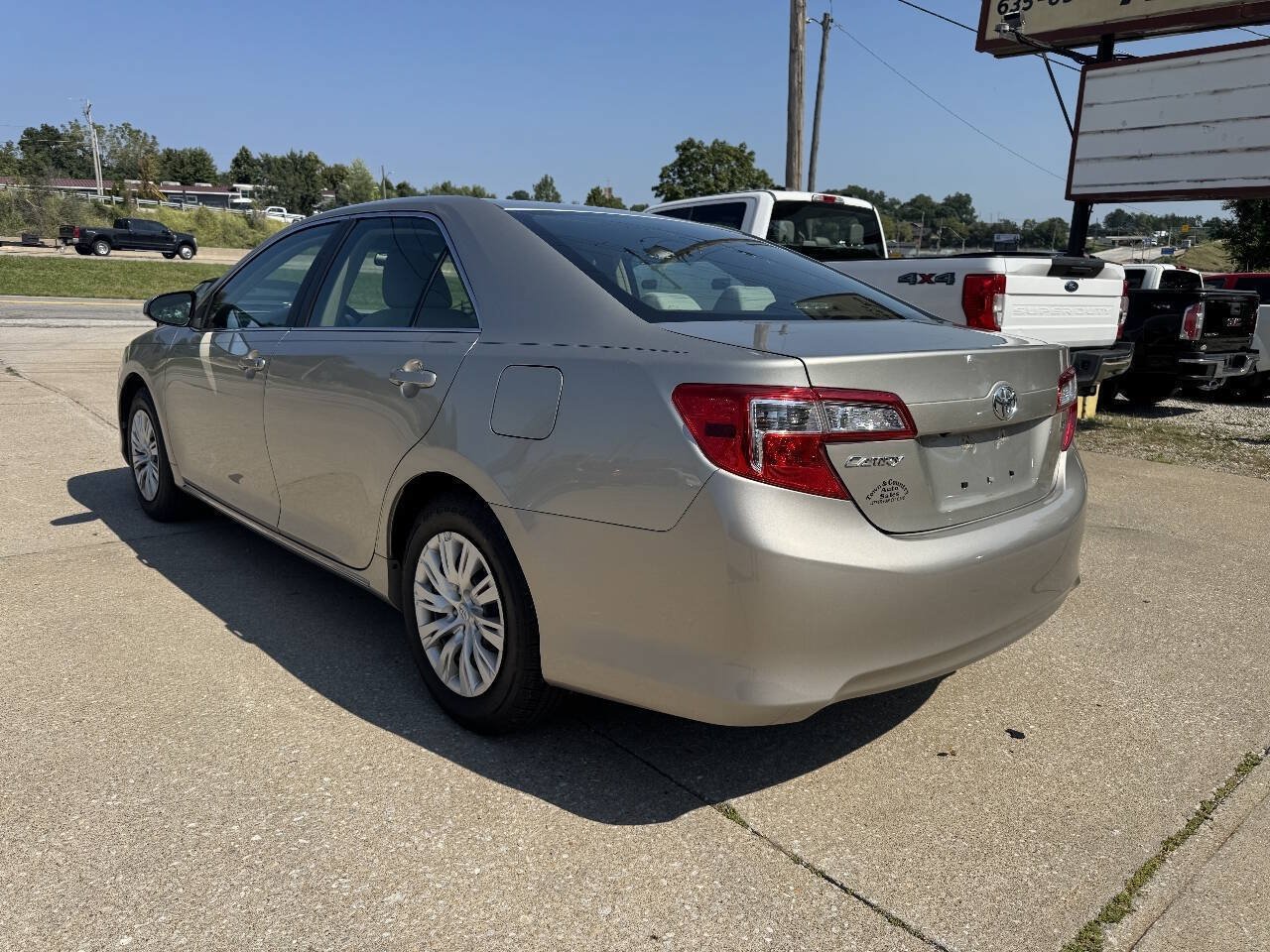 Used 2014 Toyota Camry LE FWD image 32