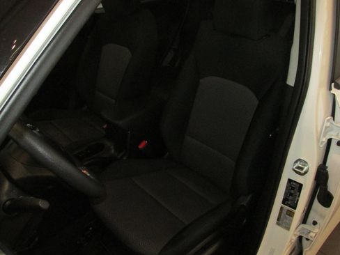 Used 2025 Kia Soul LX w/ LX Technology Package image 4