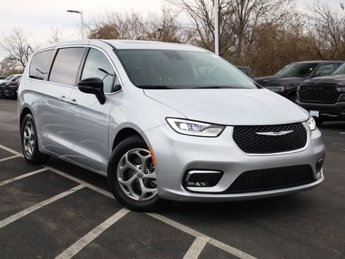 Used 2024 Chrysler Pacifica Limited image 2