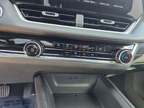 Used 2025 Chevrolet Equinox LT AWD/4WD image 29