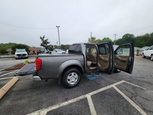 Used 2007 Nissan Frontier SE w/ SE Value Truck Pkg AWD/4WD image 17