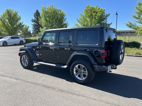 Used 2018 Jeep Wrangler Unlimited Sahara w/ LED Lighting Group AWD/4WD image 3