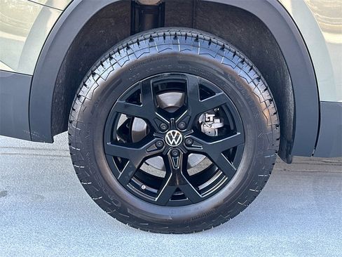 Used 2025 Volkswagen Atlas Peak Edition SE image 9