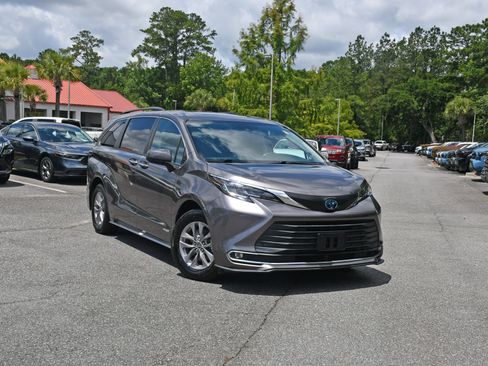 Used 2021 Toyota Sienna XLE w/ XLE Plus Package FWD image 6