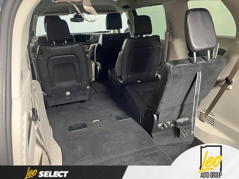 Used 2023 Chrysler Pacifica Touring-L AWD/4WD image 12