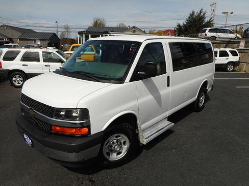 Used 2017 Chevrolet Express 3500 LT w/ LT Preferred Equipment Group image 4