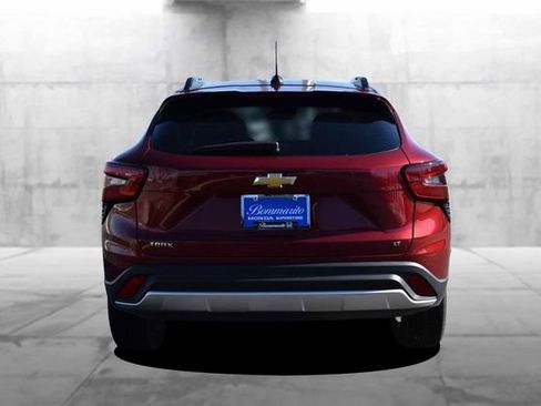 Used 2025 Chevrolet Trax LT w/ LT Convenience Package image 6