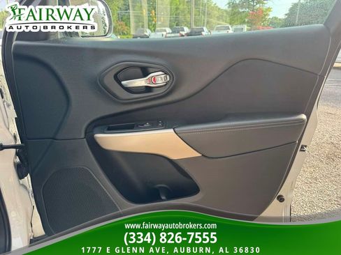 Used 2017 Jeep Cherokee Sport FWD image 28