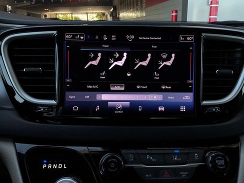 Used 2024 Chrysler Pacifica Touring-L FWD image 36