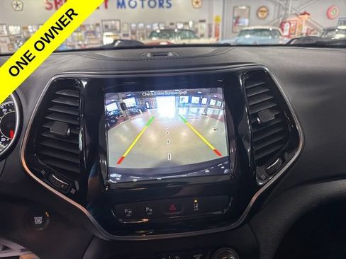 Used 2019 Jeep Cherokee Limited w/ Technology Group AWD/4WD image 4