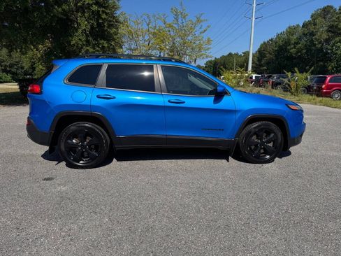 Used 2018 Jeep Cherokee Latitude w/ Altitude Package FWD image 7
