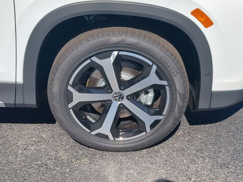 New 2025 Volkswagen Tiguan SE image 9