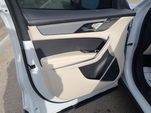 Used 2021 Jaguar F-PACE SVR image 13