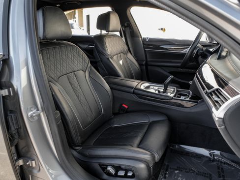 Used 2020 BMW 750i xDrive w/ Executive Package image 31