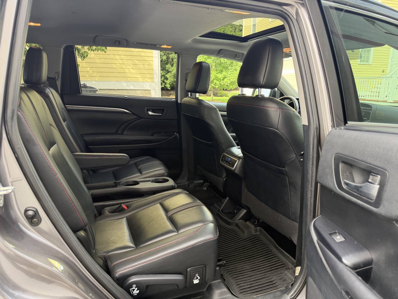 Used 2019 Toyota Highlander SE AWD/4WD image 18