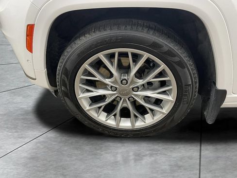 Used 2023 Jeep Grand Cherokee L Summit w/ Luxury Tech Group V AWD/4WD image 19