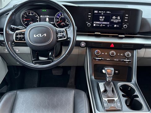Used 2022 Kia Carnival LX image 15