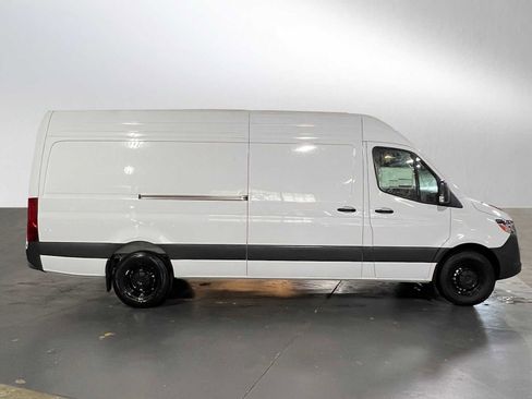 Used 2024 Mercedes-Benz Sprinter 2500 image 2