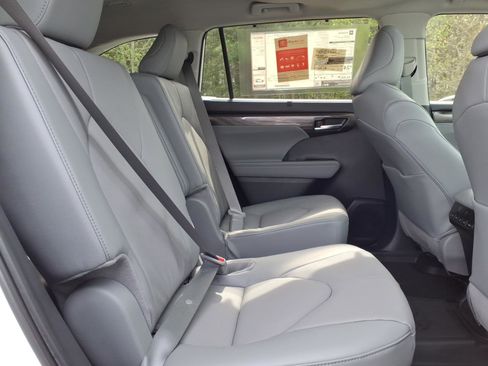 New 2026 Toyota Highlander Limited image 8