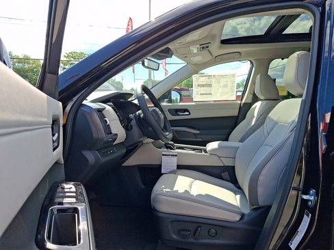 New 2026 Nissan Pathfinder SL w/ SL Premium Package AWD/4WD image 10
