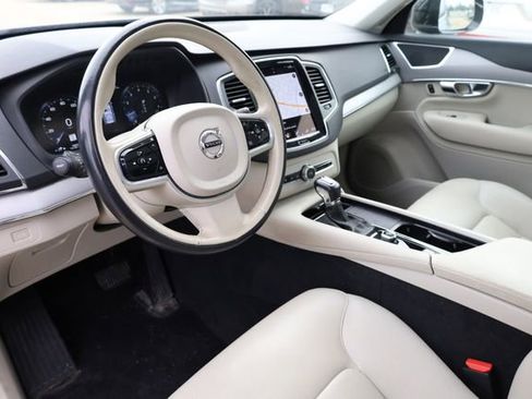 Used 2022 Volvo XC90 T5 Momentum image 11