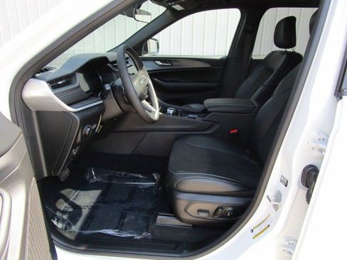 New 2025 Jeep Grand Cherokee Altitude image 11