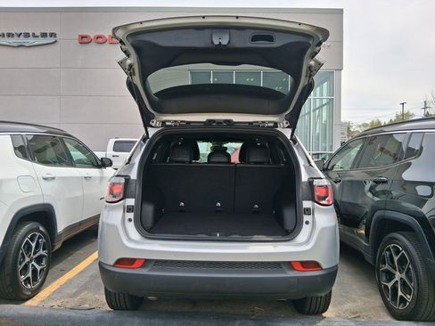 Certified 2025 Jeep Compass Limited AWD/4WD image 36