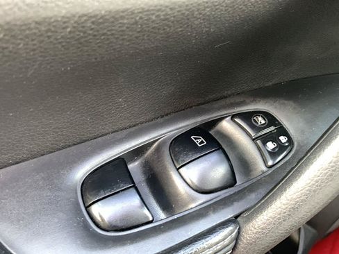 Used 2015 Nissan Rogue S AWD/4WD image 19