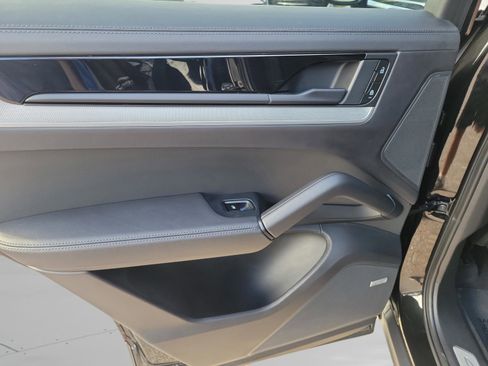 Used 2024 Porsche Cayenne S image 27