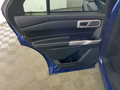 Used 2022 Ford Explorer XLT w/ Equipment Group 202A AWD/4WD image 32