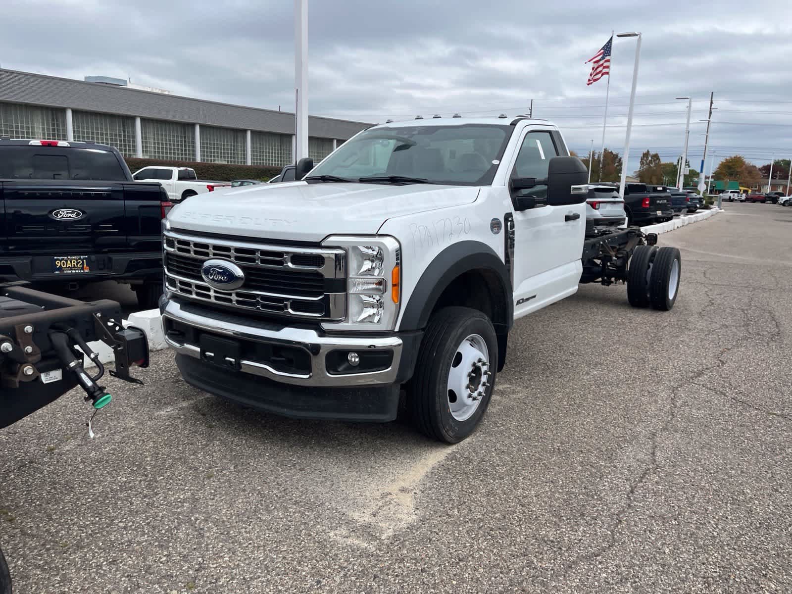 Used 2023 Ford F450 XLT w/ XLT Value Package RWD image 3