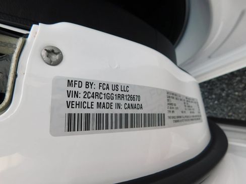 Used 2024 Chrysler Pacifica Limited w/ S Appearance Package FWD image 9