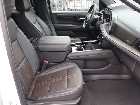 Used 2025 Chevrolet Tahoe High Country AWD/4WD image 39
