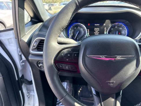 Used 2024 Chrysler Pacifica Touring image 33