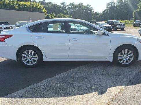 Used 2017 Nissan Altima 2.5 S w/ Interior Lighting Package FWD image 8