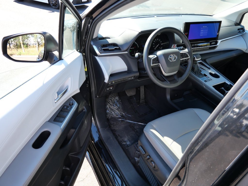 Certified 2026 Toyota Sienna XLE FWD image 10