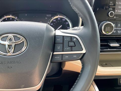 Used 2022 Toyota Highlander XLE FWD image 19