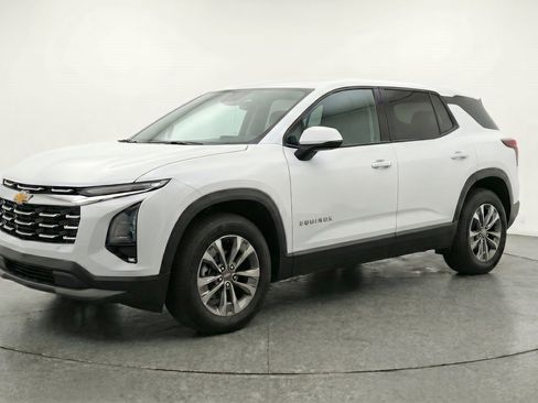 Used 2025 Chevrolet Equinox LT FWD image 3