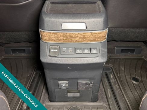 Used 2025 Toyota Sienna Platinum image 12